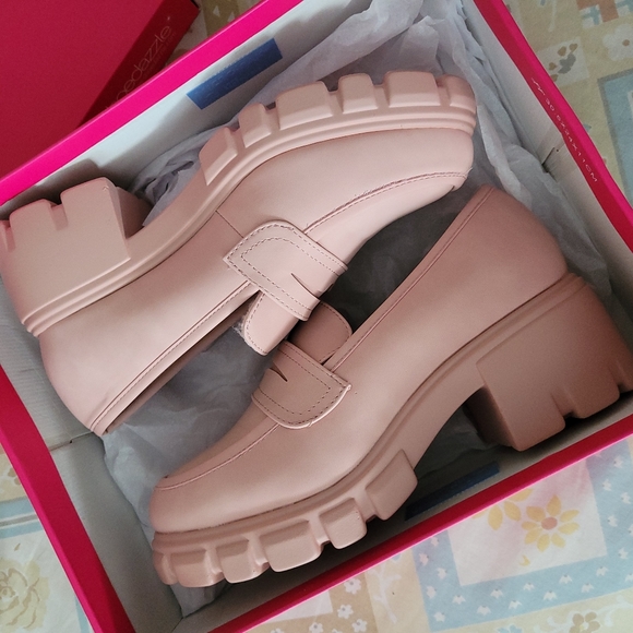 ShoeDazzle Muncel Lug Sole Loafer in Chalk Pink Size 8 but fits Size 8.5 to 9 - Picture 2 of 9